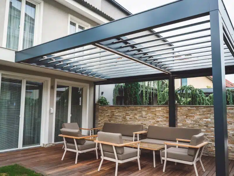 Comment entretenir votre pergola bioclimatique : conseils pratiques pour une longévité optimale